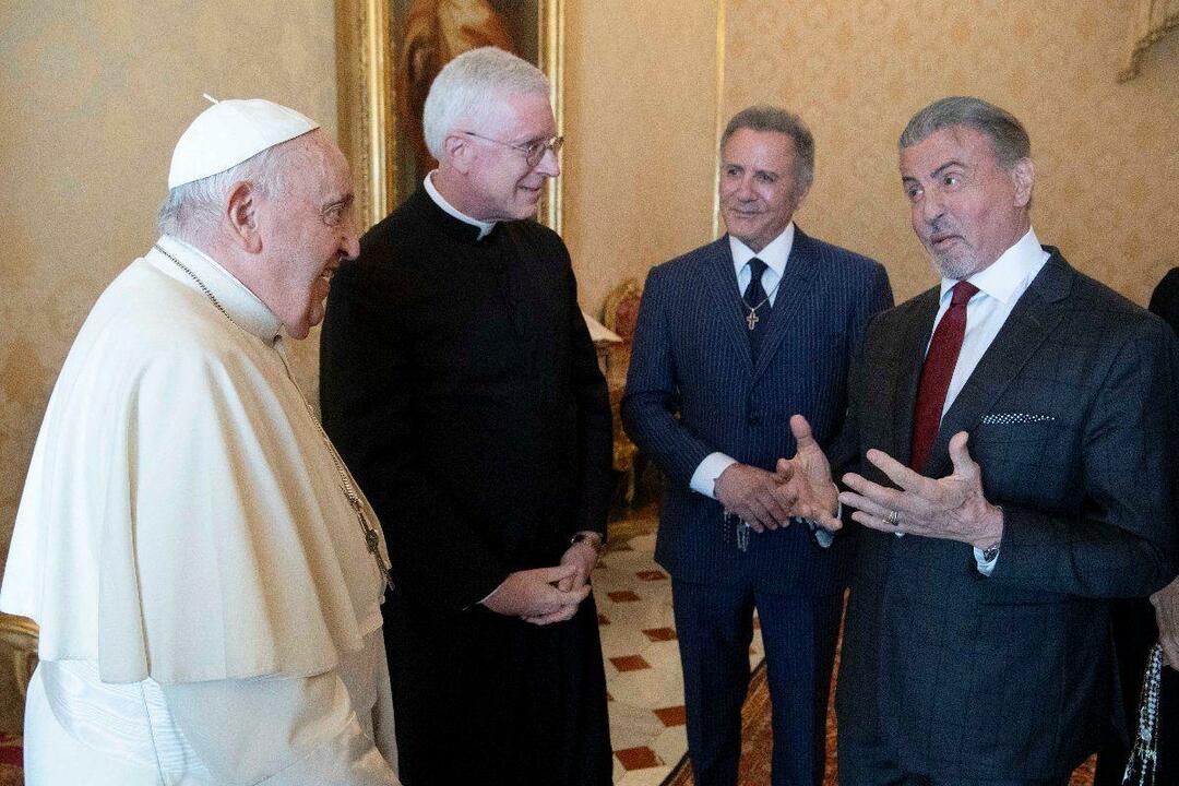 Silvestrs Stallone ar ģimeni apmeklēja pāvestu Francisku