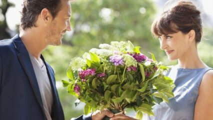 Kāpēc sievietēm vajadzētu pirkt ziedus?