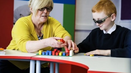 Kādas ir redzes invalīdu iezīmes? Kas ģimenēm jāpievērš uzmanība?