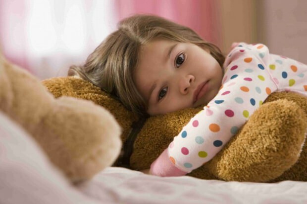 Kas jādara bērnam, kurš nevēlas gulēt?