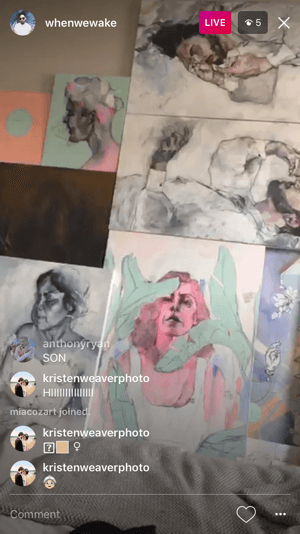 Mākslinieka profils, kadwwake izmantoja Instagram tiešraidē, lai ielūkotos dažās viņa jaunajās gleznās.