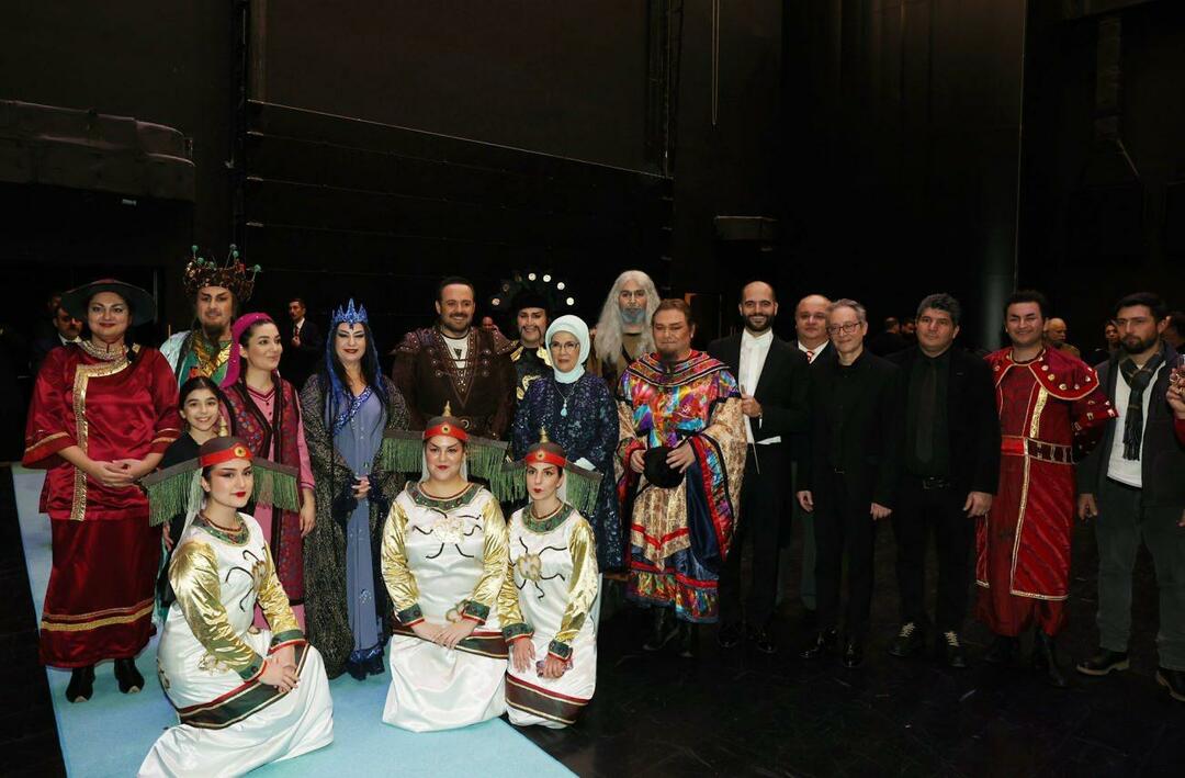 Emine Erdogan skatījās Turandota operu