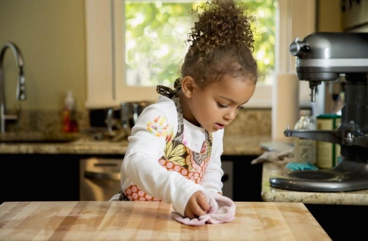 Kādus mājsaimniecības darbus bērni var darīt?