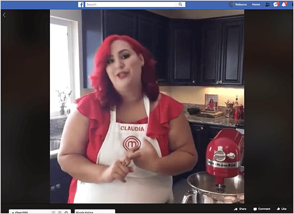 Šis ir Facebook Live videoklipa ekrānšāviņš ar šefpavāru Klaudiju Sandovalu, kuru viņa mitināja 2016. gadā kā daļu no savstarpējās reklāmas ar lietotni T-Mobile otrdienās. Videoklipā Klaudija stāv virtuvē ar melniem skapjiem un granīta virsmām. Logs virs izlietnes dabisko gaismu ieplūst telpā. Klaudija stāv blakus sarkanam Kitchen Aid maisītājam. Viņa ir latīņu sieviete, kurai ir spilgti sarkani mati, kas nokrīt tieši zem viņas pleciem. Viņai ir grims, koši sarkana augšdaļa un balta priekšauts ar Klaudiju un MasterChef logotipu, izšūtu sarkanā diegā. Sarunas laikā viņa žestikulē ar rokām. 2016. gadā Stefānija Liu sadarbojās ar Klaudiju, lai izveidotu šo video tiešraidi.