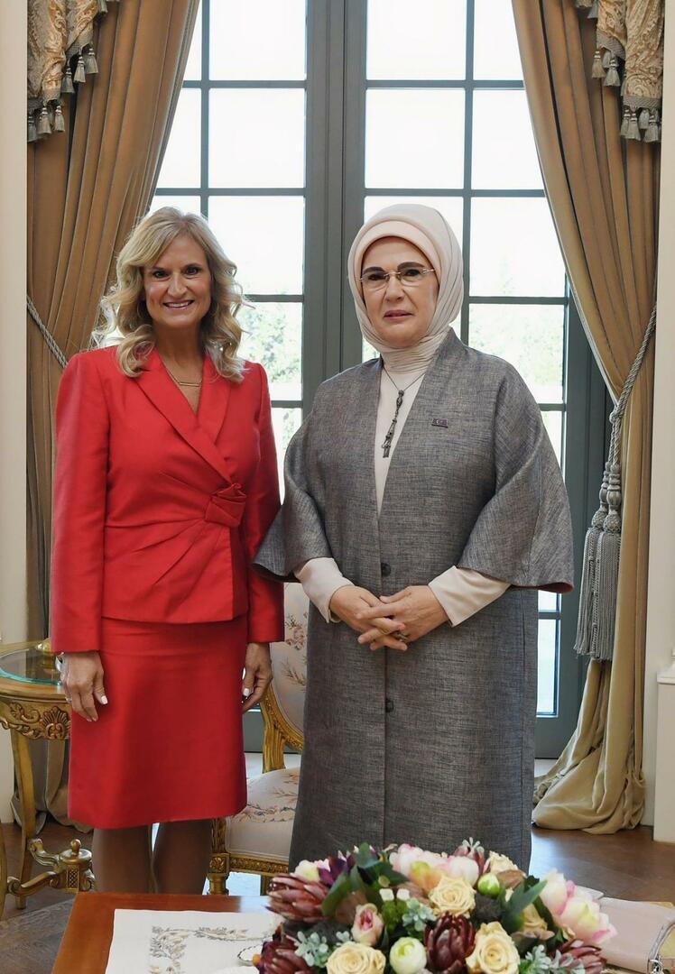 Emine Erdogan tikās ar ASV vēstnieka Ankarā sievu Šerilu Fleiku