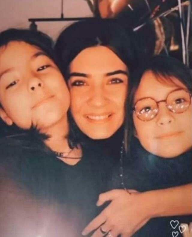 Tuba Büyüküstün kopīgoja attēlu ar savām meitām