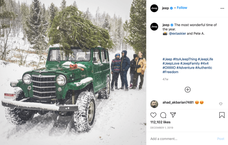 instagram post no @jeep, kurā redzama ģimene medību beigās ar koku viņu džipa galā, dziļi sniegā un koku zemē