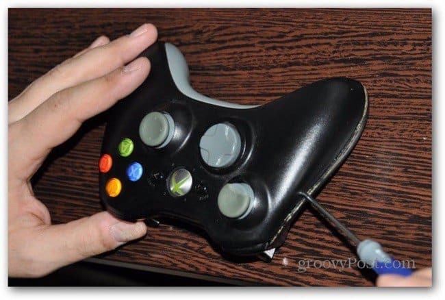 Mainiet Xbox 360 kontroliera analogos sīktēlus, atdalot kontroliera lietu atsevišķi