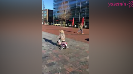 Mazā meitene uz velosipēda sacentās ar kruķiem!