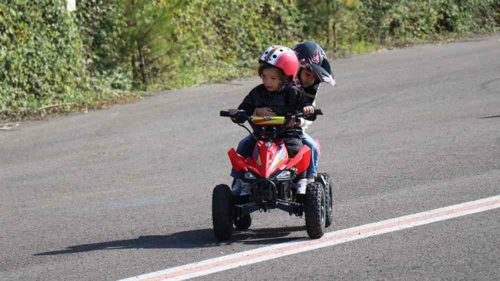 Kenans Sofuoglu uzdāvināja motociklu 4 gadus vecajam Göktürkam