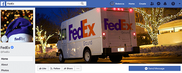 Šis ir FedEx Facebook lapas ekrānuzņēmums. Svētkiem profila attēls ir purpursarkana Ziemassvētku vecīša cepure ar FedEx, kas uzdrukāta uz baltās joslas. Vāka foto ir FedEx kravas automašīna, kas brauc pa mājām, kas dekorētas ar gaismām.