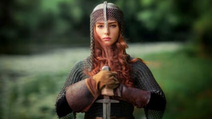 Zviedru mazā meitene ezerā atrada 1500 gadus vecu zobenu