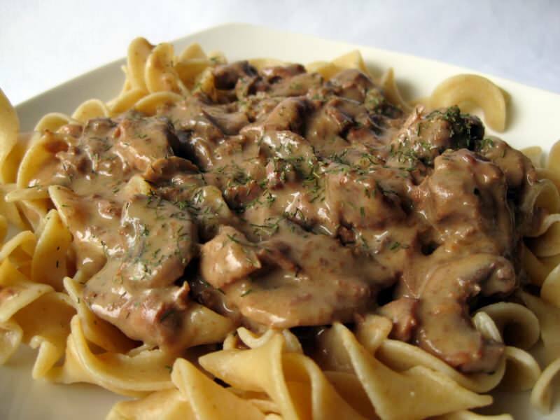 Kas ir liellopu gaļa Stroganoff un kā pagatavot liellopa gaļu Stroganoff? Liellopu gaļas Stroganoff sastāvdaļas