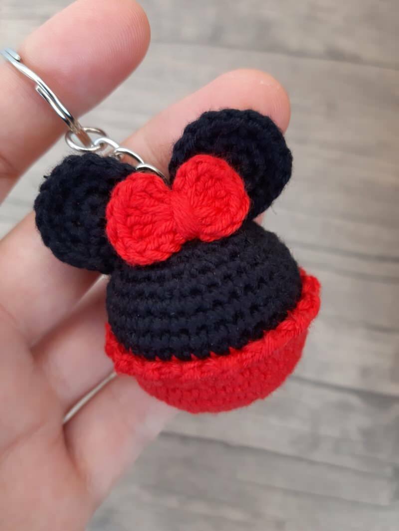 Kā padarīt Amigurumi Mickey Mouse atslēgu piekariņus? Mickey minnie detalizēta atslēgu piekariņu izgatavošana