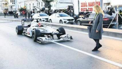 Burcu Esmersoy pārspēj F1 automašīnu