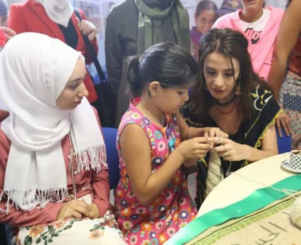 Songül Öden tikās ar Sīrijas sievietēm
