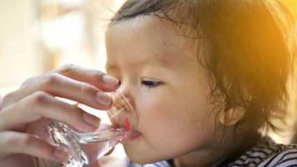 Kā jādod ūdens mazuļiem? Vai bērniem, kas jaunāki par sešiem mēnešiem, var dot ūdeni?