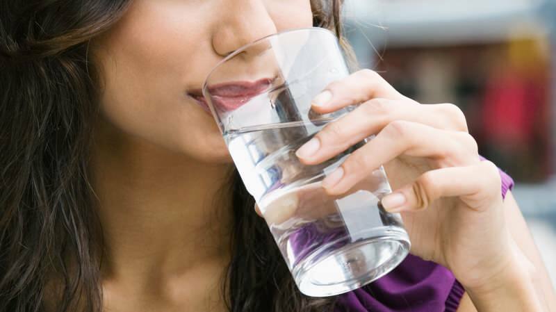 Vai ir kaitīgi dzert ūdeni starp ēdienreizēm?