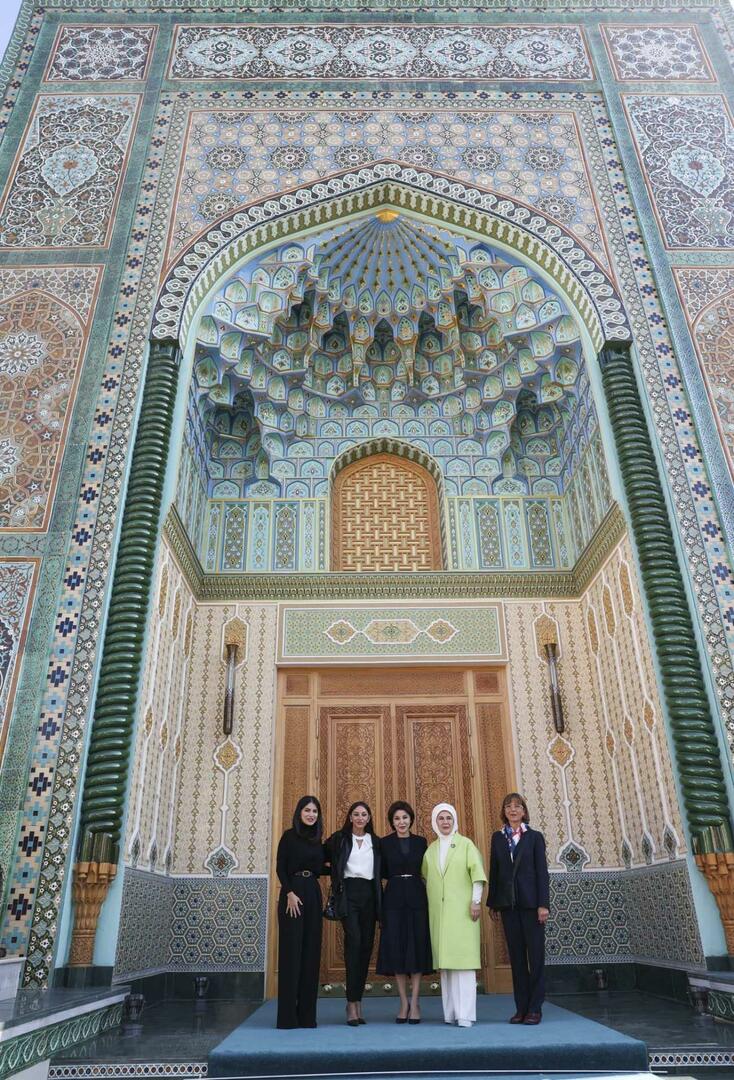 Emine Erdogan dalījās vizītē Uzbekistānā