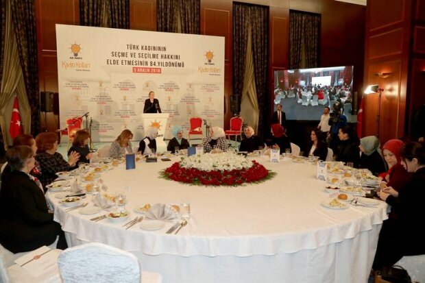 Pirmā lēdija Erdoğana piedalījās Sieviešu tiesību dienā