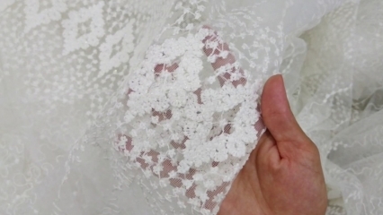 Tika atrasta metode, kas padara aizkarus līdzīgus sniegam! Kā aizkars tiek mazgāts?