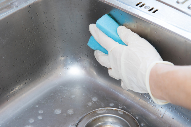 Kā tīrīt virtuves izlietni? Galīgais risinājums, kas virtuves izlietnei liek mirdzēt
