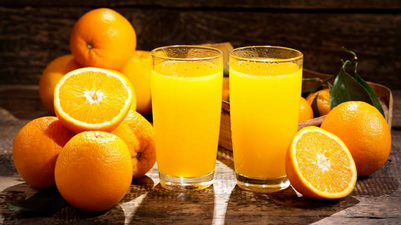 Kaitē apelsīnu sulas dzeršanu brokastīs