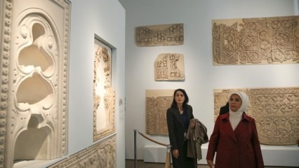 Pirmā lēdija Erdoğana apmeklēja Bergamas muzeju
