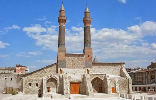 Divkāršais minarets Madrasa