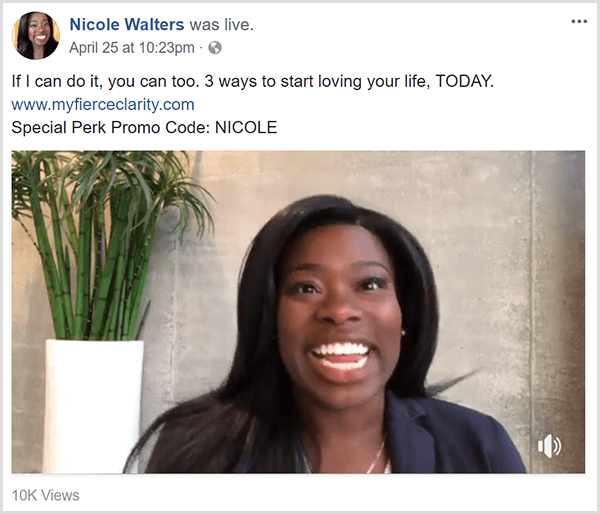 Nicole Walters dalās ar Facebook tiešraides video, kurā reklamē viņas kursu Fierce Clarity. Viņa parādās biznesa drēbēs neitrālas sienas priekšā un augsta bambusa auga baltā stādītājā.