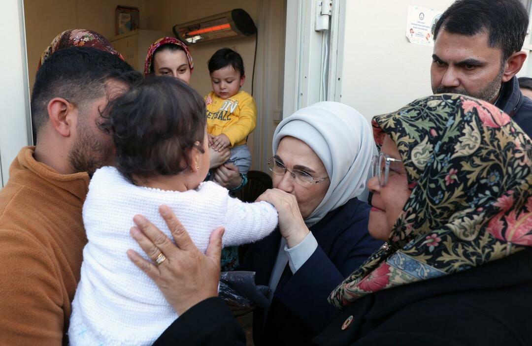 Emine Erdogan apmeklēja zemestrīces upuru ģimenes