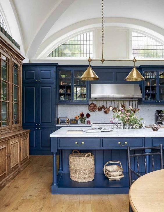 Virtuves apdare iekārtota indigo krāsā 