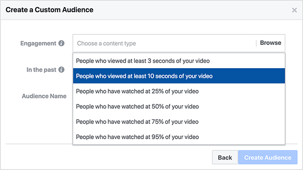 Facebook izveido pielāgotu mērķauditorijas dialoglodziņu video skatījumiem, un pielāgotā auditorija ļauj jums izvēlēties Cilvēki, kuri skatījās vismaz 10 sekundes jūsu videoklipa, vai cilvēki, kuri skatījās vismaz 25% no jūsu videoklipa Video.