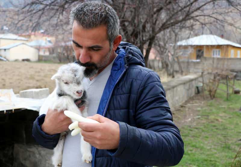 Murat Aydemir izglāba kazas mazuļa dzīvību