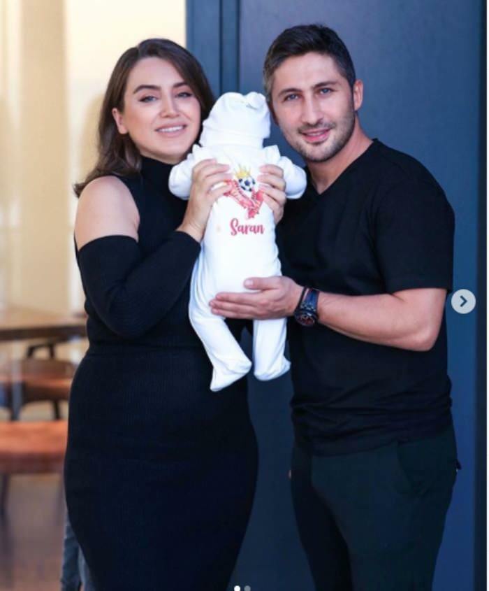Yağmur-Sabri Sarıoğlu pāris pirmo reizi parādīja mazuļu sejas