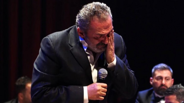 Yavuz Bingöl nespēja savaldīt asaras uz skatuves