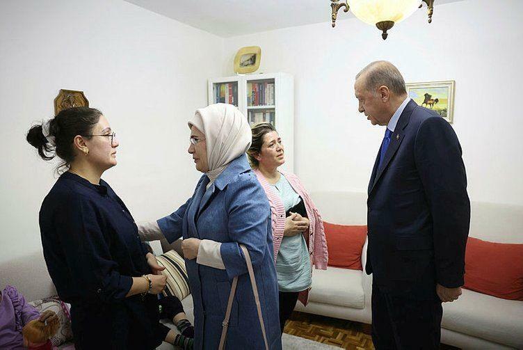 Prezidents Redžeps Tajips Erdogans un viņa sieva Emīna Erdoana apmeklēja zemestrīcē izdzīvojušo ģimeni
