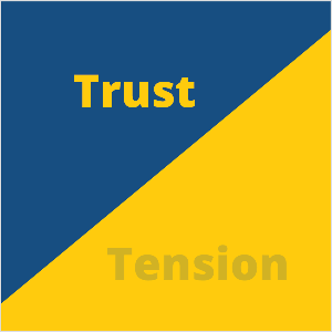 Šī ir kvadrātveida ilustrācija Seth Godin novērojumam, ka daži uzņēmumi cenšas novērst spriedzi savā mārketingā. Kvadrāts ir zils trīsstūris augšējā kreisajā stūrī un dzeltens trīsstūris apakšējā labajā stūrī. Zilā trīsstūrī dzeltenā tekstā ir uzraksts Uzticēšanās Dzeltenajā trīsstūrī zilā tekstā ir teikts Sasprindzinājums, bet tas ir gandrīz caurspīdīgs un izzūd dzeltenā fonā.