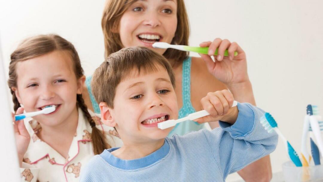 Kā vajadzētu būt bērnu mutes dobuma un zobu kopšanai?