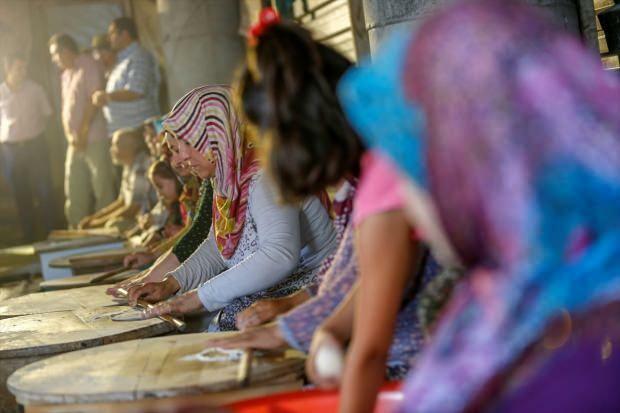 70 sievietes no Antālijas pārdod pankūkas un veido mošejas