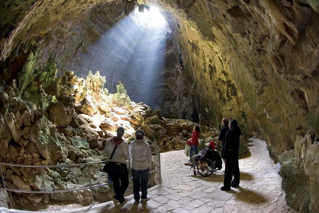 Grotte di Castellana alas