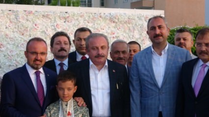 Politiskā pasaule tikās AK partijas grupas viceprezidenta Bülenta Turāna dēlu apgraizīšanas ceremonijā