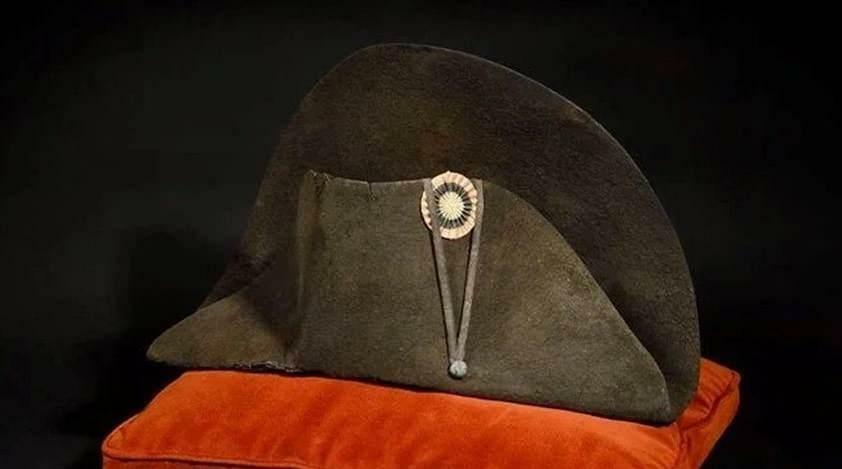 napoleona cepure