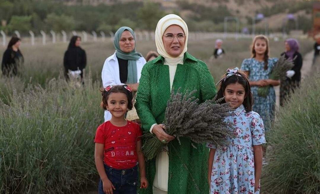 Pirmā lēdija Erdogana apmeklēja ekoloģisko ciematu un novāca lavandu Ankarā