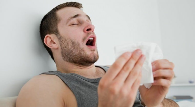 Vai šķaudīšana ir vainaga pazīme? Alerģijas un koronavīrusa simptomi