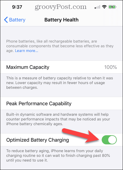 Iespējojiet vai atspējojiet optimizētu akumulatora uzlādi iPhone akumulatora veselības ekrānā