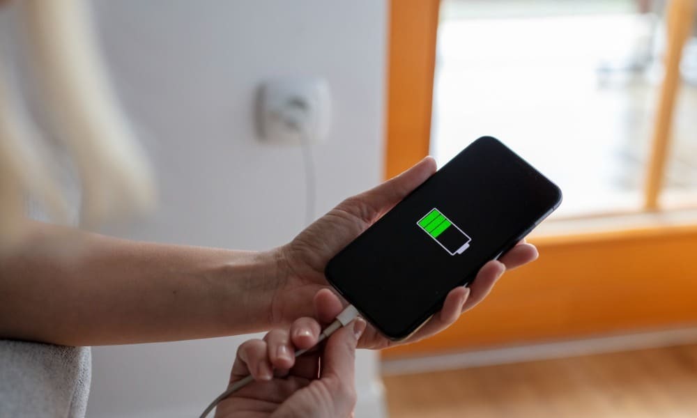Kā pārvaldīt tīras enerģijas uzlādi iPhone tālrunī