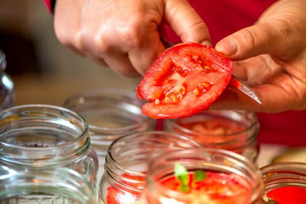 Kā pagatavot konservētu tomātu