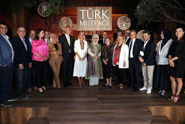 Tas tika publicēts Emine Erdogan uzraudzībā! Turku virtuve ar simtgades receptēm grāmata 2 filiālēs...