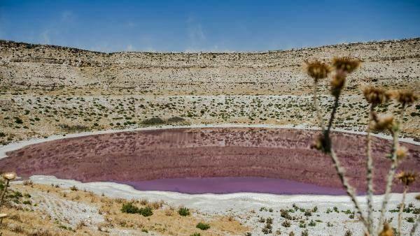 Meila Obruk ezera krāsa ir kļuvusi rozā!